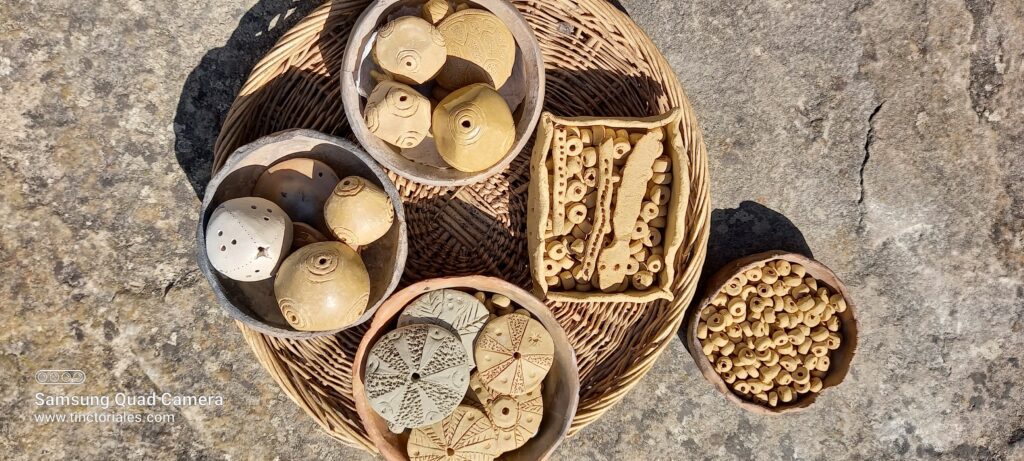 Las piezas las más bonitas que se van a cocer son estas delicadas bolitas. Se trata de replicas sonajas encontradas en tumbas de niños. No sólo producían herramientas