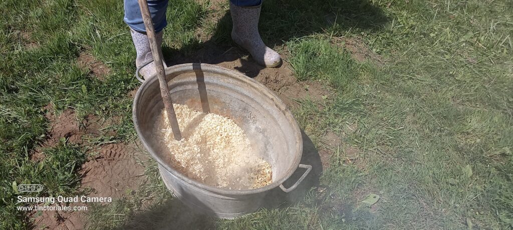 La cocción sigue en el aserrín y las piezas se ponen negras