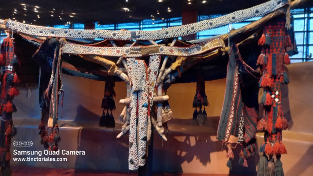 Palanquín de camello, pieza remarquable con varios parches del Museo Branly, Paris, Francia