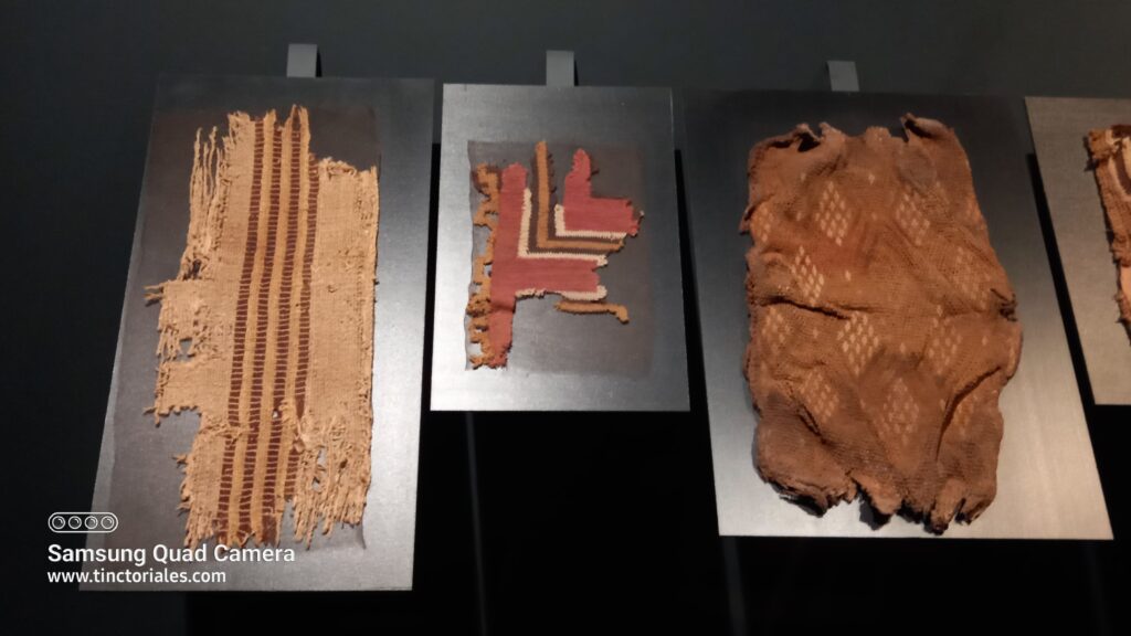 Bonitos textiles preincaicos en el Museo de San Miguel de Azapa, Arica, Norte de Chile. Díficil de ver los detalles de las técnicas utilizadas