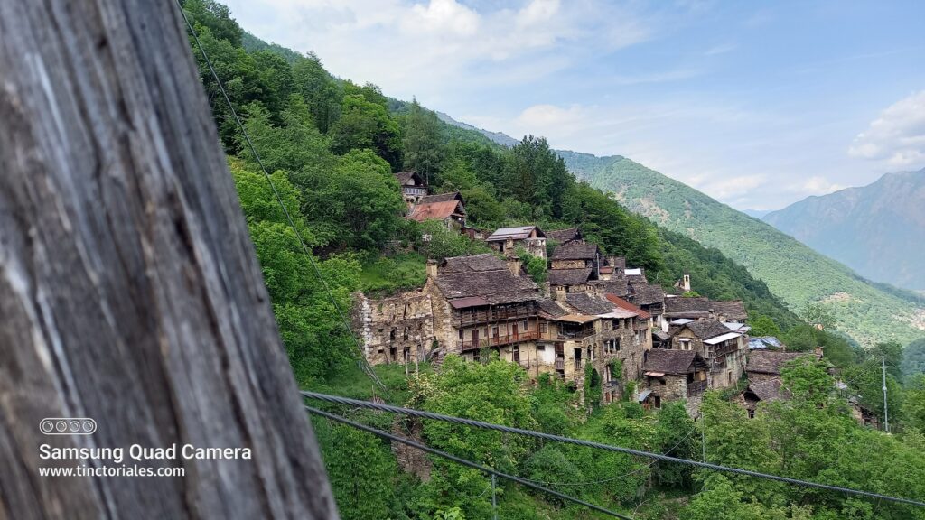 Vista de una parte del pueblo de Zonca, techo y muro de piedra