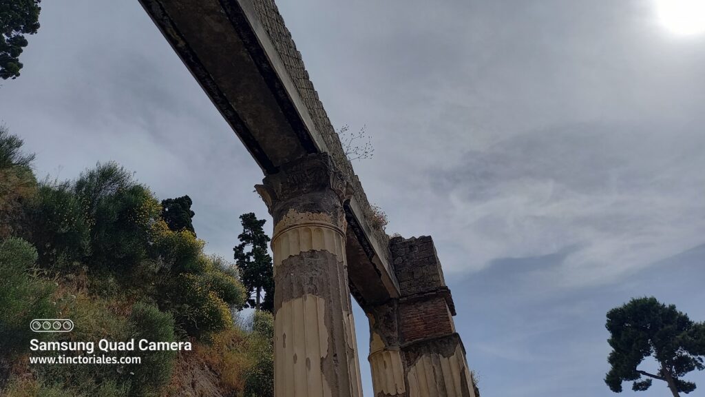 Arriba de las columnas, también hay plantas, Hercolanum, Italia