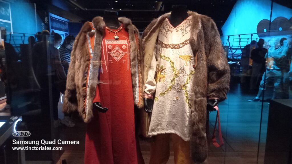 Reconstitución de la ropa de dos tumbas, National Museet, Copenhague, Dinamarca