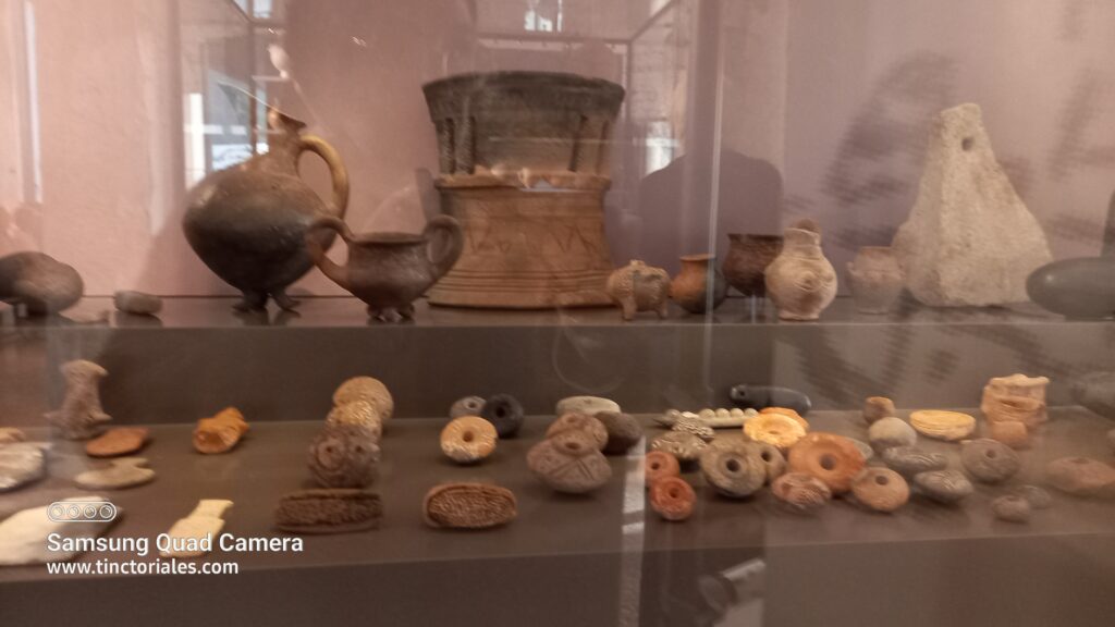 Torteras de husos y pesa de telar, herramientas de la Edad del Bronce, Museo de Arqueología de Berlin, Alemania