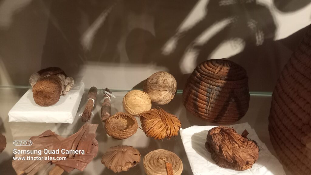 Vitrina del Museo Egipcio de Turin, Italia, con objetos de fibras vegetales, sin más informaciones como so pudieramos adivinar