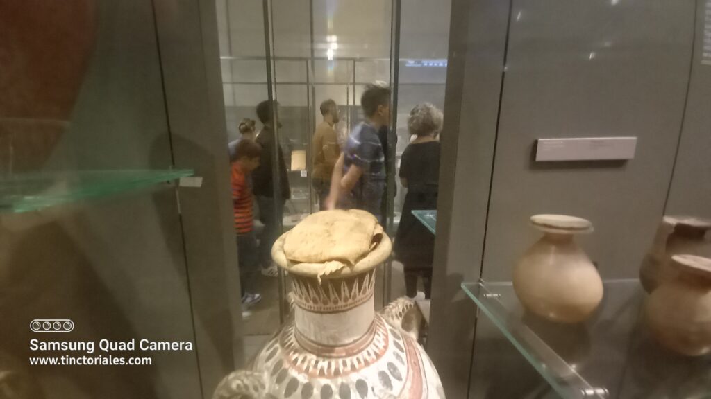 Todos los pasillos de este museo están así de llenos, a pesar de qué llegué a la hora de la apertura, como en el metro, y hay que añadir gritos varios y diversos