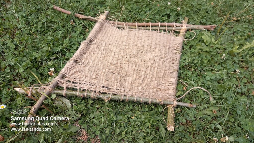 Colador improvisado para dejar gotear las lanas teñidas, herramienta útil<br>