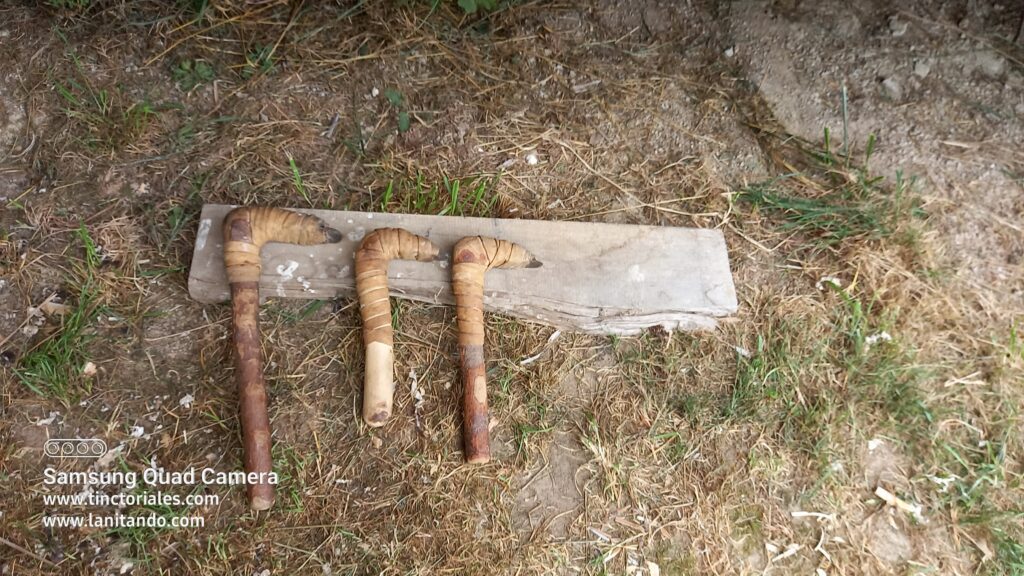 Herramientas para trabajar el cuero, la piedra está fijada al palo con tendones anudados