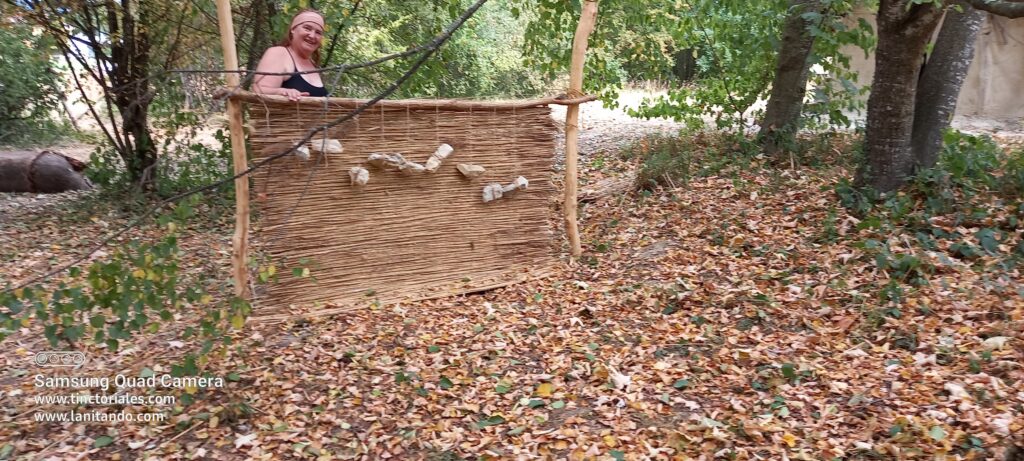 Telar hecho con nudos, piedras anudadas, se reciclan las cañas de los techos