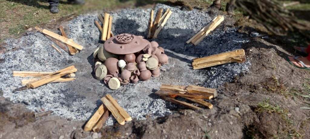 Una vez lista la leña, se prendee el fuego