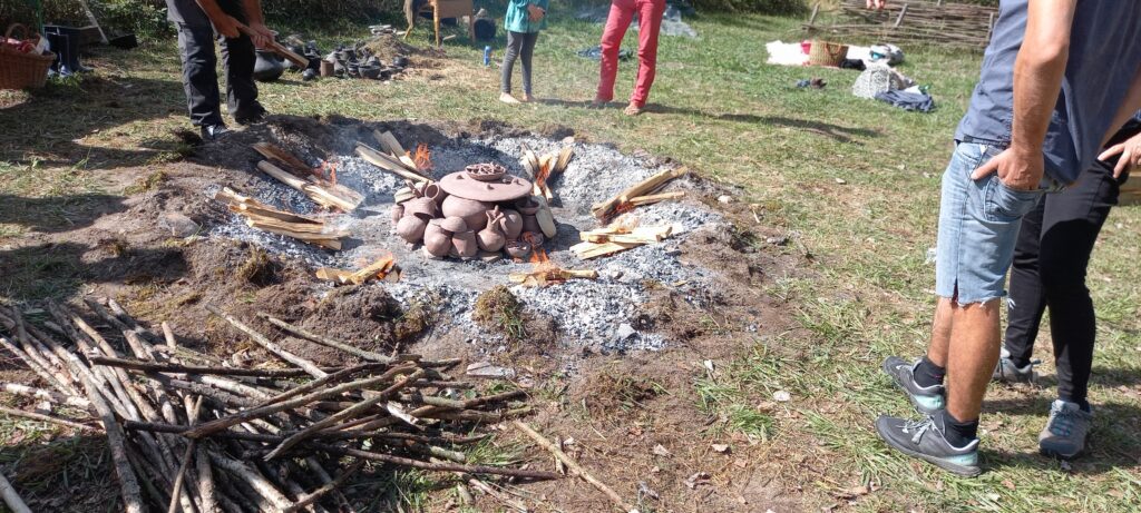 Se reparte el fuego al rededor de las cerámicas, herramientas
