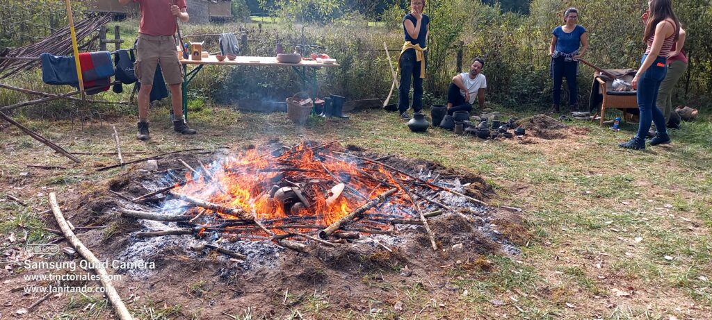 Ahora que el centro está caliente, se añade más leña liviana