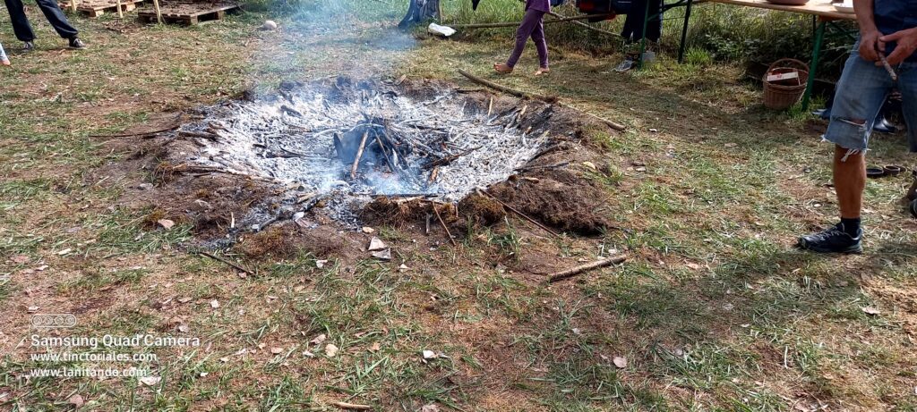 El fuego se apaga rápido por falta de leña, herramientas