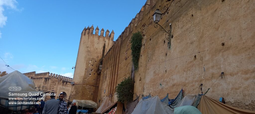 Las murallas de la Medina de Fes, desde la feria