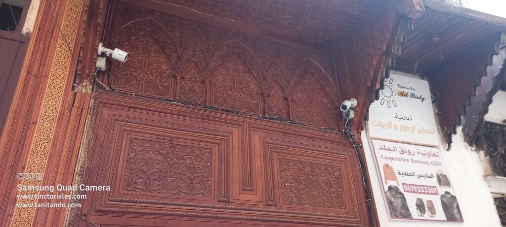 Puerta exterior de madera de una mezquita de Fes