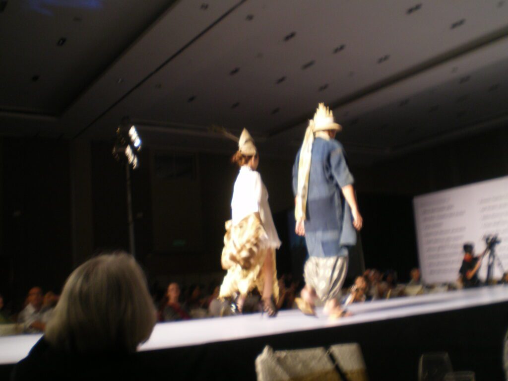 Desfile de moda, todo teñido natural, al fin del Isend en Kuching, Malasia, chaqueta "boro"