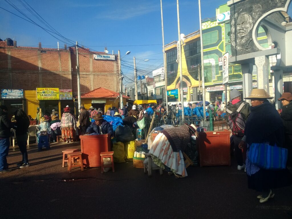 De viaje, por la Feria de 16 de Julio, El Alto, Bolivia