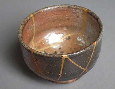 Ejemplo de Kintsugi, parche metálico, dado por Wikipedia.org